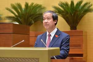 Bộ trưởng Nguyễn Kim Sơn thừa uỷ quyền của Thủ tướng Chính phủ trình bày Tờ trình dự thảo Nghị quyết của Quốc hội về phổ cập giáo dục mầm non cho trẻ em mẫu giáo từ 3 đến 5 tuổi. 