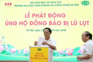 GS.TS Nguyễn Công NGhiệp – Bí thư Đảng ủy, Phó Hiệu trưởng thường trực Trường ĐH Kinh doanh và Công nghệ Hà Nội tham gia ủng hộ tại Lễ phát động.