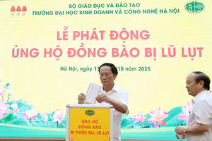 GS.TS Nguyễn Công NGhiệp – Bí thư Đảng ủy, Phó Hiệu trưởng thường trực Trường ĐH Kinh doanh và Công nghệ Hà Nội tham gia ủng hộ tại Lễ phát động.