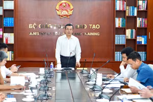 Thứ trưởng Bộ GD&ĐT Nguyễn Văn Phúc phát biểu tại buổi làm việc.