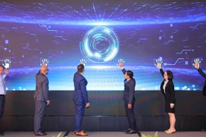 Trong khuôn khổ của Hội nghị, các đại biểu bấm nút chính thức ra mắt Bản dịch Tiếng Việt Chương trình Đào tạo Kế toán Nền tảng của ACCA.