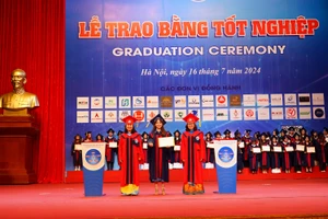 PGS. TS Nguyễn Mai Hương, Chủ tịch Hội đồng trường (bên trái) và - PGS.TS Nguyễn Thị Nhung, Hiệu trưởng Trường ĐH Mở Hà Nội trao bằng tốt nghiệp cho học viên, sinh viên.