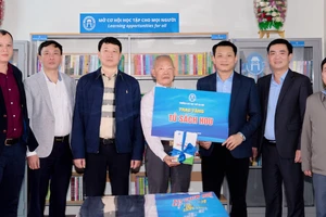 Trường Đại học Mở Hà Nội trao tặng “Tủ sách HOU”.