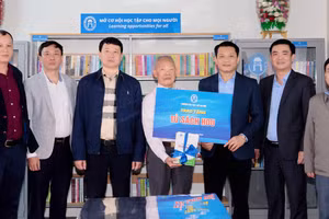 Trường Đại học Mở Hà Nội trao tặng “Tủ sách HOU”.