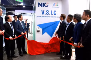 Các đại biểu cắt băng khai trương khai trương Trung tâm Ươm tạo và phát triển bán dẫn (VSIC) và Không gian ươm tạo Startup về bán dẫn FPT-ALCHIP.