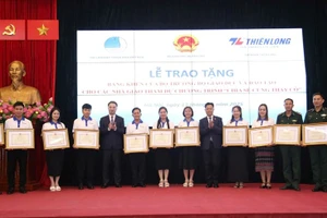 Anh Cự Bá Pó (ngoài cùng bên phải) cùng nhiều thầy giáo quân hàm xanh được nhận Bằng khen của Bộ trưởng Bộ GD&ĐT trong Chương trình Chia sẻ cùng thầy, cô năm 2025 dịp 20/11.