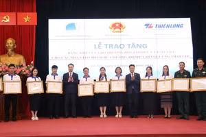 Anh Cự Bá Pó (ngoài cùng bên phải) cùng nhiều thầy giáo quân hàm xanh được nhận Bằng khen của Bộ trưởng Bộ GD&ĐT trong Chương trình Chia sẻ cùng thầy, cô năm 2025 dịp 20/11.