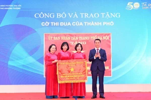 Ông Nguyễn Công Bằng - Ủy viên thường trực Hội đồng thi đua khen thưởng, Trưởng Ban Thi đua khen thưởng Thành phố HN trao Cờ “Đơn vị xuất sắc trong phong trào thi đua” cho tập thể nhà trường.