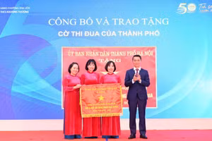 Ông Nguyễn Công Bằng - Ủy viên thường trực Hội đồng thi đua khen thưởng, Trưởng Ban Thi đua khen thưởng Thành phố HN trao Cờ “Đơn vị xuất sắc trong phong trào thi đua” cho tập thể nhà trường.