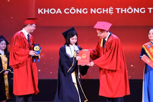 PGS.TS Nguyễn Đức Sơn – Hiệu trưởng và PGS.TS Nguyễn Văn Hiền - Chủ tịch Hội đồng Trường ĐH Sư phạm Hà Nội trao bằng tốt nghiệp và quà lưu niệm cho tân cử nhân.