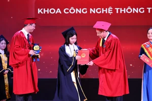 PGS.TS Nguyễn Đức Sơn – Hiệu trưởng và PGS.TS Nguyễn Văn Hiền - Chủ tịch Hội đồng Trường ĐH Sư phạm Hà Nội trao bằng tốt nghiệp và quà lưu niệm cho tân cử nhân.