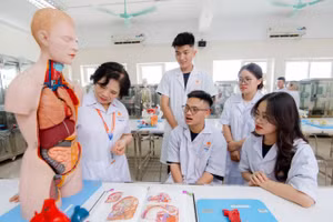 Sinh viên y khoa của Trường ĐH Đại Nam thực hành.