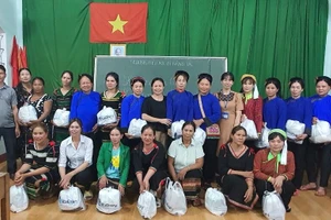 Học viên tại Bon Đắk Láp nhận quà của Trường Tiểu học Nguyễn Bá Ngọc, thị trấn Đăk Mil.
