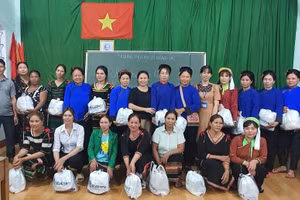 Học viên tại Bon Đắk Láp nhận quà của Trường Tiểu học Nguyễn Bá Ngọc, thị trấn Đăk Mil.