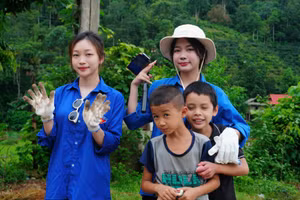 Nguyễn Thị Hằng (bên trái) trong chiến dịch tình nguyện “Nắng về trên bản” năm 2024.