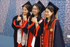 Các tân bác sỹ Y học cổ truyền, bác sỹ Y khoa và Dược sỹ trong ngày nhận bằng tốt nghiệp.