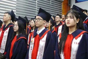 Sinh viên Học viện Y - Dược học Việt Nam trong ngày tốt nghiệp.