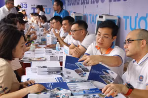 Cán bộ, giảng viên Trường ĐH Thương mại tư vấn tuyển sinh cho phụ huynh và thí sinh.