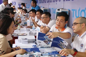 Cán bộ, giảng viên Trường ĐH Thương mại tư vấn tuyển sinh cho phụ huynh và thí sinh.