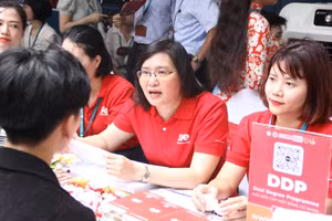 TS Trịnh Thanh Huyền - Viện trưởng Viện Đào tạo Quốc tế (Học viện Tài chính) - thứ hai, từ phải qua trái - tư vấn đăng ký nguyện vọng xét tuyển cho thí sinh.