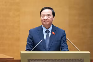 Phó Chủ tịch Quốc hội Nguyễn Khắc Định trình bày tờ trình dự thảo Nghị quyết của Quốc hội sửa đổi, bổ sung một số điều của Hiến pháp năm 2013. Ảnh: Quochoi.vn.