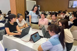 Chuyên gia Viện Khoa học Giáo dục Việt Nam hướng dẫn các thầy cô trong buổi tập huấn.