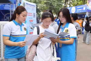 Sinh viên Trường ĐH Giao thông vận tải tư vấn tuyển sinh cho thí sinh.