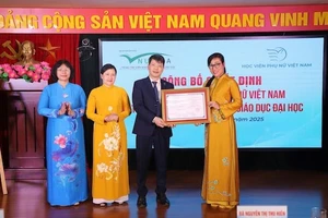 PGS.TS Tạ Thị Thu Hiền - Giám đốc Trung tâm Kiểm định chất lượng giáo dục (Đại học Quốc gia Hà Nội) trao Giấy chứng nhận kiểm định chất lượng chu kỳ 2 cho Học viện Phụ nữ Việt Nam.