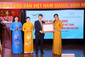 PGS.TS Tạ Thị Thu Hiền - Giám đốc Trung tâm Kiểm định chất lượng giáo dục (Đại học Quốc gia Hà Nội) trao Giấy chứng nhận kiểm định chất lượng chu kỳ 2 cho Học viện Phụ nữ Việt Nam.