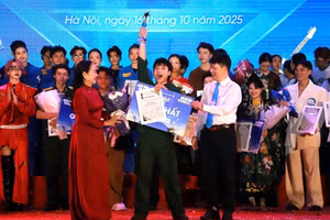 Thí sinh Lê Thanh Hiếu – SBD 51, đến từ Trường Đại học Kiến trúc Hà Nội đoạt giải Nhất ở hạng mục âm nhạc