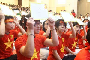 Sinh viên giơ bảng trả lời đáp án.