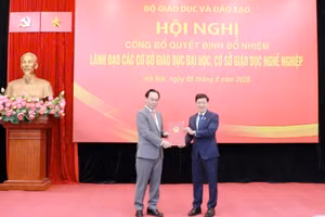 Chiều 5/6, Bộ trưởng Bộ GD&ĐT Hoàng Minh Sơn trao Quyết định bổ nhiệm NGƯT.PGS.TS Đào Đăng Phượng giữ chức Hiệu trưởng Trường ĐH Sư phạm Nghệ thuật TW.