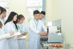 Sinh viên Học viện Nông nghiệp Việt Nam tham gia nghiên cứu khoa học.