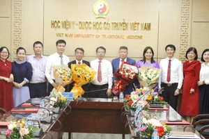 4 nhà giáo của Học viện Y - Dược học cổ truyền Việt Nam được trao quyết định bổ nhiệm lại chức danh phó giáo sư.