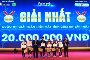 Các thí sinh xuất sắc giành giải Nhất tại vòng chung kết cuộc thi "Giải toán trên máy tính cầm tay – ENMATH" lần thứ nhất - năm 2025. Ảnh: Lưu Diễm.