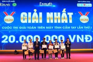 Các thí sinh xuất sắc giành giải Nhất tại vòng chung kết cuộc thi "Giải toán trên máy tính cầm tay – ENMATH" lần thứ nhất - năm 2025. Ảnh: Lưu Diễm.