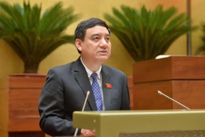 Ông Nguyễn Đắc Vinh - Chủ nhiệm Ủy ban Văn hóa và Xã hội của Quốc hội trình bày báo cáo thẩm tra dự thảo Nghị quyết của Quốc hội về phổ cập giáo dục mầm non cho trẻ em mẫu giáo từ 3 đến 5 tuổi.