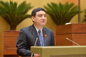 Ông Nguyễn Đắc Vinh - Chủ nhiệm Ủy ban Văn hóa và Xã hội của Quốc hội trình bày báo cáo thẩm tra dự thảo Nghị quyết của Quốc hội về phổ cập giáo dục mầm non cho trẻ em mẫu giáo từ 3 đến 5 tuổi.