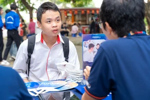 Thí sinh tham dự ngày hội tư vấn tuyển sinh, hướng nghiệp năm 2025 tại Đại học Bách khoa Hà Nội.