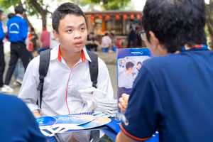 Thí sinh tham dự ngày hội tư vấn tuyển sinh, hướng nghiệp năm 2025 tại Đại học Bách khoa Hà Nội.