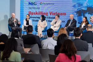 Các chuyên gia, diễn giả, nhà khoa học chia sẻ giải pháp, chương trình hỗ trợ, học bổng cho sinh viên theo học các ngành STEM, đặc biệt là ngành công nghiệp bán dẫn.