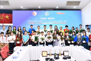 Ban tổ chức tặng cây xanh, truyền thông điệp bảo vệ môi trường, vì một thế giới xanh tới khách mời, đại biểu dự chương trình.