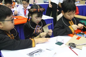 Thí sinh thiết kế các mô hình theo đề bài của Ban tổ chức.