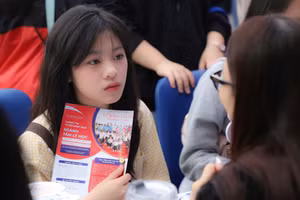 Thí sinh tìm hiểu các ngành đào tạo của Học viện Phụ nữ Việt Nam. 