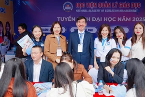 Chương trình tư vấn tuyển sinh của cán bộ, giảng viên Học viện Quản lý giáo dục tại Ngày hội tuyển sinh, hướng nghiệp năm 2025 - sáng 16/3.