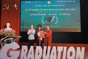 PGS.TS Nguyễn Quốc Huy - Phó Bí thư Đảng ủy, Giám đốc Học viện Y-Dược học cổ truyền Việt Nam trao bằng tốt nghiệp cho sinh viên.