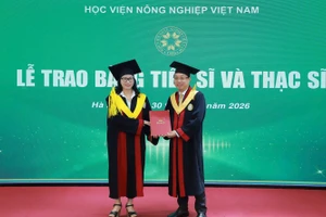 GS.TS Nguyễn Thị Lan – Giám đốc Học viện Nông nghiệp Việt Nam trao bằng tiến sĩ cho học viên.