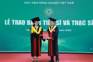 GS.TS Nguyễn Thị Lan – Giám đốc Học viện Nông nghiệp Việt Nam trao bằng tiến sĩ cho học viên.