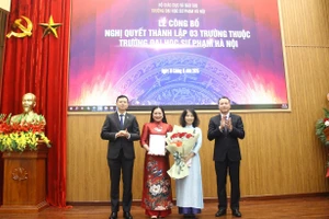 Ban Giám hiệu Trường Đại học Sư phạm Hà Nội trao quyết định thành lập Trường Khoa học phát triển trẻ thơ. 