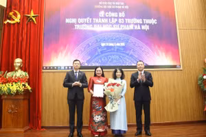 Ban Giám hiệu Trường Đại học Sư phạm Hà Nội trao quyết định thành lập Trường Khoa học phát triển trẻ thơ. 